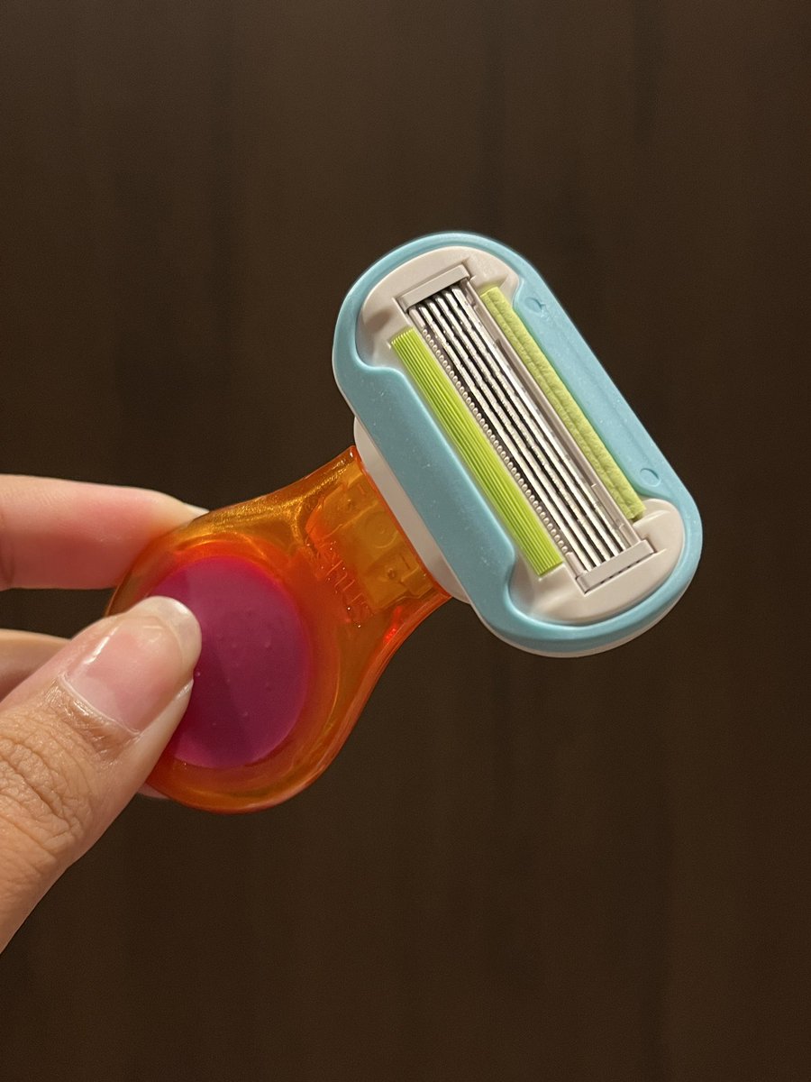 linskinjournal's tweet photo. kemaren aku cobain alat cukur ini… ternyata kecil kecil cabe rawit…… alias rambut mau kek hutan rimba apapun bisa jadi bersih!😌🤭 

yg mau coba shaving tool buat pertama kali bisa cobain punya gillette venus ini dulu deh, masih under 100k tp worth it to try. https://t.co/Yp3UA9Bu6a
