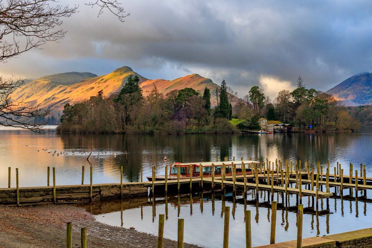 Early morning dappled light on Catbells. Finally it looks like the murky grey is lifting. Snow capped hills midweek maybe🤷‍♂️🤞 <a href="/rfj1966/">RFJ💙 🇺🇦</a> <a href="/JohnGal_luvlife/">John Gallagher</a> <a href="/Sunnysidegh/">Sunnyside Guest House</a>