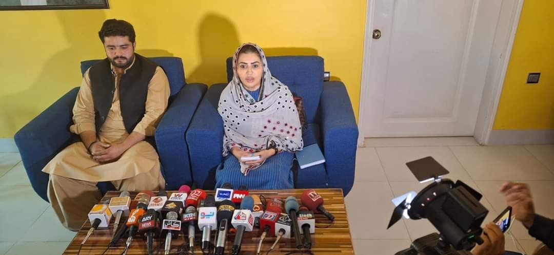 ShahjahanMari's tweet photo. سانگھڑ سابق وفاقی وزیر ادي شازیہ عطا مری صاحبہ کی پریس کانفرنس۔ 
چیئرمین بلاول بھٹو زرداری کا دس نکاتی پروگرام عوام میں مقبول ہوگیا ہے.  
بلاول بھٹو زرداری نے نوجوانوں کے بہترین پروگرام ترتیب دیا ہے جس سے نوجوانوں کو تعلیم اور روزگار کے حصول میں آسانی ہوگی.
@BBhuttoZardari https://t.co/16gS92Xyo2