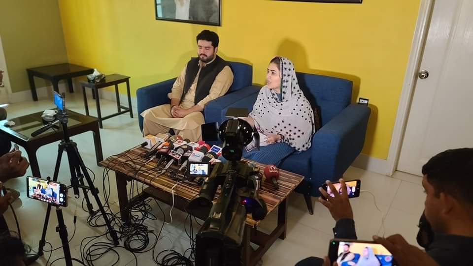 ShahjahanMari's tweet photo. سانگھڑ سابق وفاقی وزیر ادي شازیہ عطا مری صاحبہ کی پریس کانفرنس۔ 
چیئرمین بلاول بھٹو زرداری کا دس نکاتی پروگرام عوام میں مقبول ہوگیا ہے.  
بلاول بھٹو زرداری نے نوجوانوں کے بہترین پروگرام ترتیب دیا ہے جس سے نوجوانوں کو تعلیم اور روزگار کے حصول میں آسانی ہوگی.
@BBhuttoZardari https://t.co/16gS92Xyo2