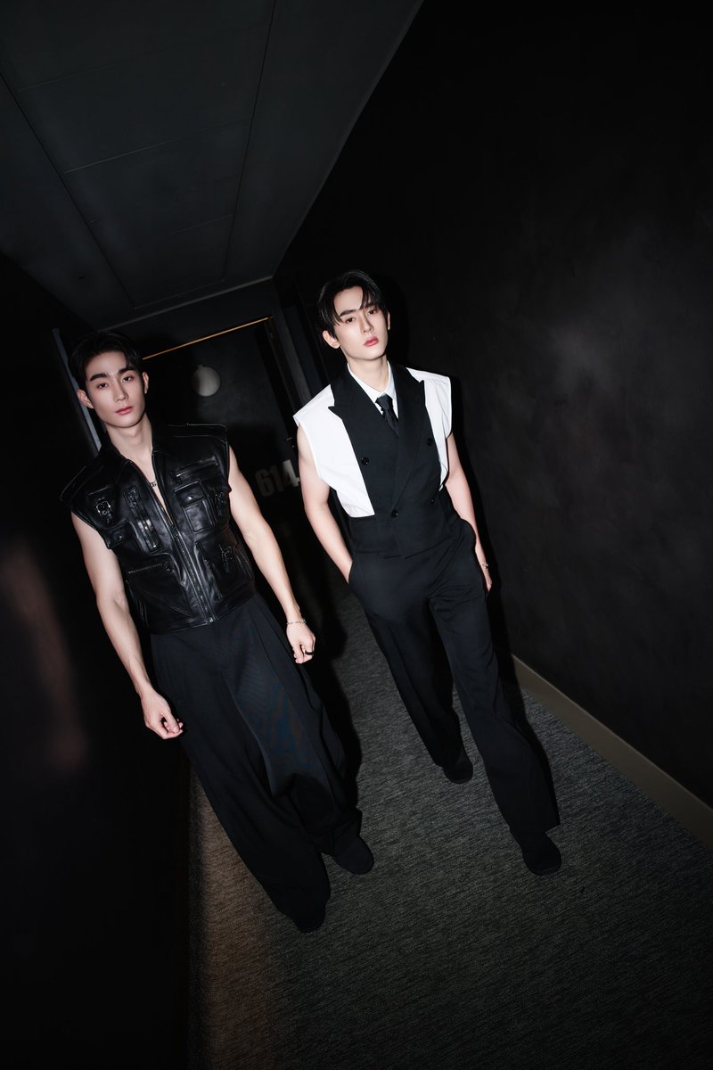 GMMTV's tweet photo. ภาพ Behind The Scene ของ "ฟอส-บุ๊ค" ก่อนไปรับชม Dolce&Gabbana Fall/Winter 2024 Uomo Fashion Show

พร้อมกันหรือยังกับแฟชั่นโชว์จาก คอลเลคชั่น Fall Winter 24-25 Uomo Show สามา���ถรับชมพร้อมกันได้ในวันเสาร์ที่ 13 มกราคม 2567 เวลา 18:30 น. (ตามเวลาปร��เทศไทย)
ผ่านช่องทางต่างๆ ของ Dolce&Gabbana ตั้งแต่ Website, Instagram, Facebook, Youtube และ https://t.co/yVtEcWPxoC

#DolceGabbana
#DGFamily
#DGFW24
#GMMTV