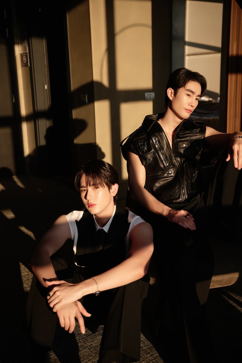GMMTV's tweet photo. ภาพ Behind The Scene ของ "ฟอส-บุ๊ค" ก่อนไปรับชม Dolce&Gabbana Fall/Winter 2024 Uomo Fashion Show

พร้อมกันหรือยังกับแฟชั่นโชว์จาก คอลเลคชั่น Fall Winter 24-25 Uomo Show สามา���ถรับชมพร้อมกันได้ในวันเสาร์ที่ 13 มกราคม 2567 เวลา 18:30 น. (ตามเวลาปร��เทศไทย)
ผ่านช่องทางต่างๆ ของ Dolce&Gabbana ตั้งแต่ Website, Instagram, Facebook, Youtube และ https://t.co/yVtEcWPxoC

#DolceGabbana
#DGFamily
#DGFW24
#GMMTV