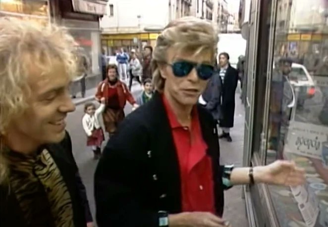 De cuando David Bowie junto a su amigo el también artista Peter Frampton se pasearon por la Plaza de Santa Ana, la calle Álvarez Gato, Carretas, la calle de la Bolsa y llegaron a la Plaza Mayor.

 Su objetivo era encontrar una cerveza.
📹de Mtv 1987