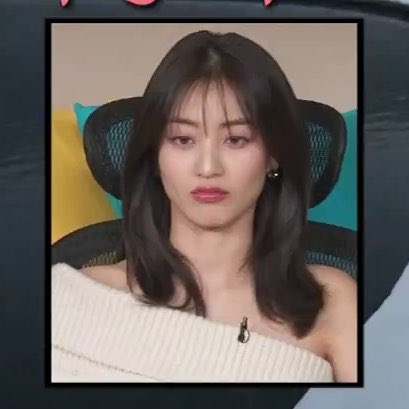 BigantOW2's tweet photo. why is jihyo mewing https://t.co/Gqg0l5wcbK