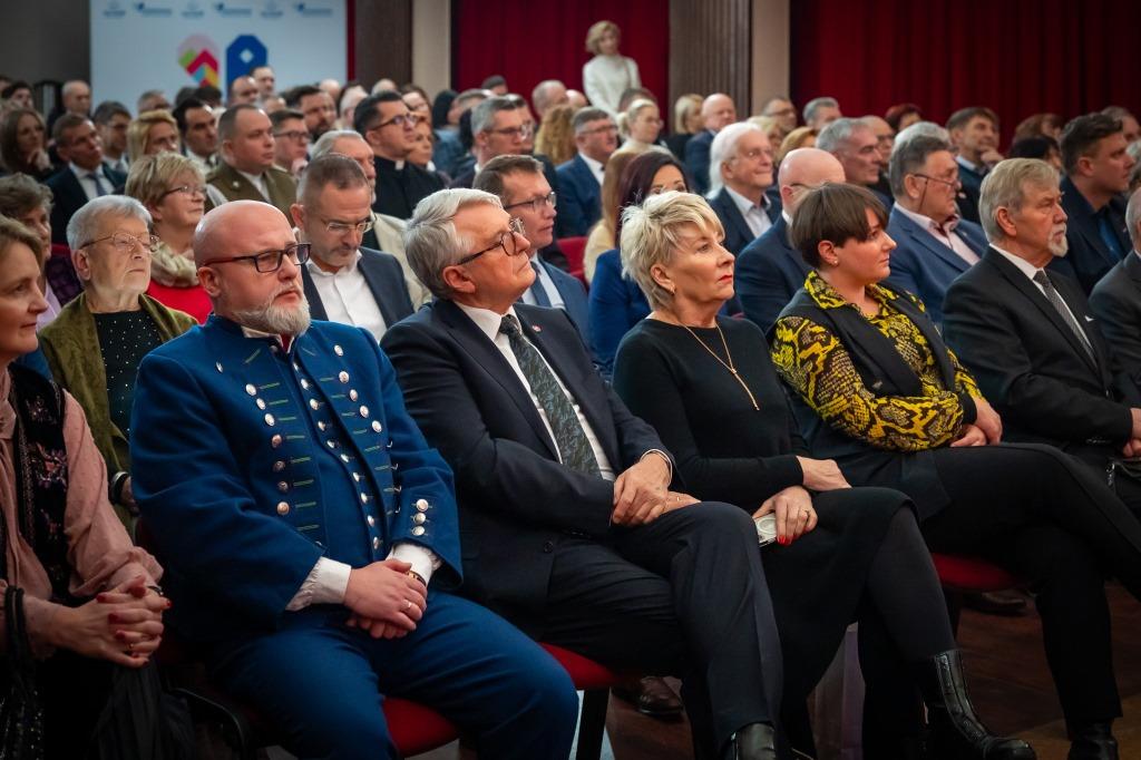 Uroczysta Sesja Rady <a href="/MiastoU/">Miasto Ustroń</a>. Honorowym Obywatelem naszego Miasta jest Pan prof. Andrzej Bochenek. Gratuluję👏