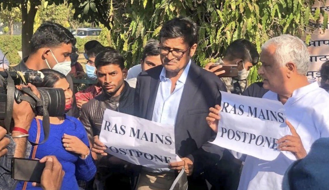 Dheersdhabhai's tweet photo. राठौर साहब और बाबा जी दोनों ने बेरोजगारों के  विपक्ष में रहते आंदोलन का समर्थन किया था अब जबकि  सरकार में है इनको आगे होकर त्वरित निर्णय किया जाना चाहिए 
#RAS_MAINS_2023_POSTPONE https://t.co/g21PFC6Ie1