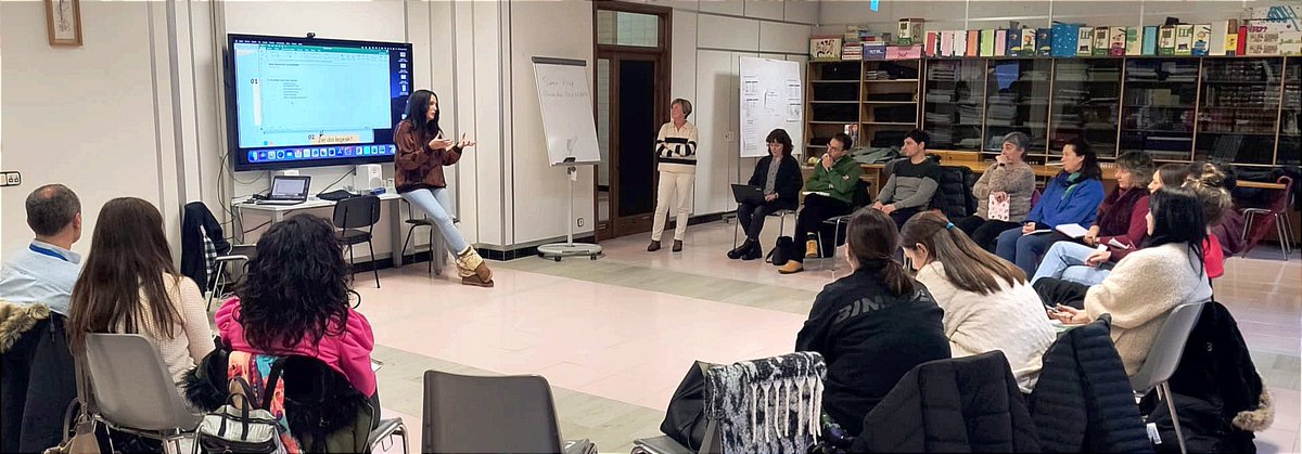 herrikide's tweet photo. "GUGAN BIDEAN" formazioa izan dugu Herrikiden. Euskadiko hiru lurraldetako ikastetxeetako profesionalak izan ditugu, Herrikideko #KIDE programa ezagutzen #Tolosa https://t.co/afi863Cmyz