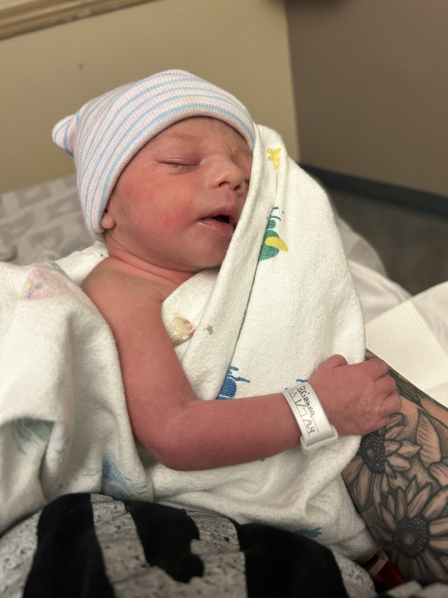 Adorablebrieee_'s tweet photo. I had my baby January 7th at 3 am &amp; he’s just so perfect. 🥰😭 https://t.co/Ay4cWvtaTv