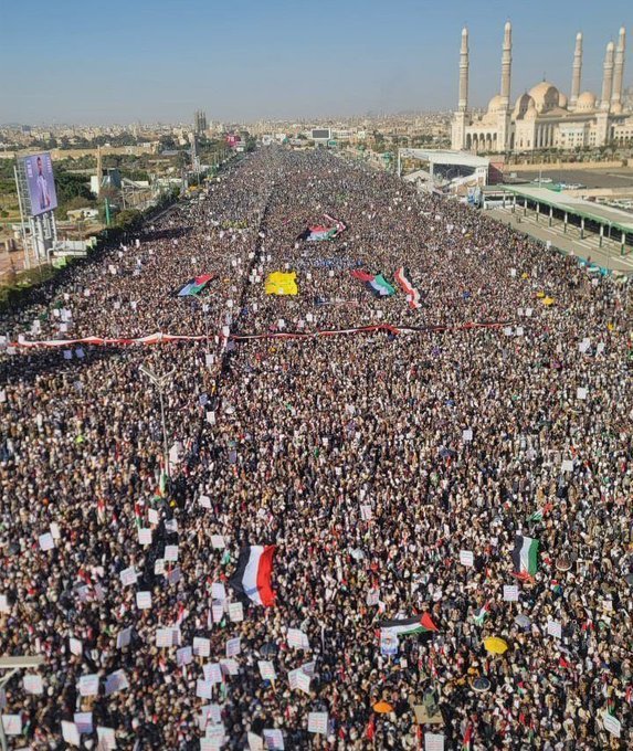 The people of #Yemen are out to rally in support of the #Houthis embargo against the Israelis to stop the genocide in #GazaCallsPakistan_toICJ 
#yamen #GhazaUnderAttack #YemenAttack #Palestine #Iran #Iraq #GhazaGenocide #YemenConflict