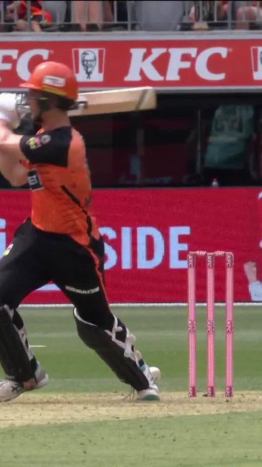 Ball smashed into the stumps but bails didn't move 😱 📹 Credits: Twitter/BBL