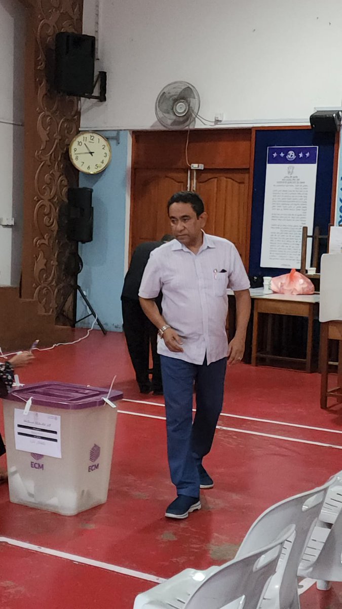 މާލޭ ސިޓީ މޭޔަރު ބައި އިލެކްޝަންގައި ކުރީގެ ރައީސް އަބްދުﷲ ޔާމީން އަބްދުލްގައްޔޫމް ވޯޓު ލައްވައިފި

އިތުރު ތަފުސީލު - sun.mv/187300
ފޮޓޯ/ ޕީއެންއެފް