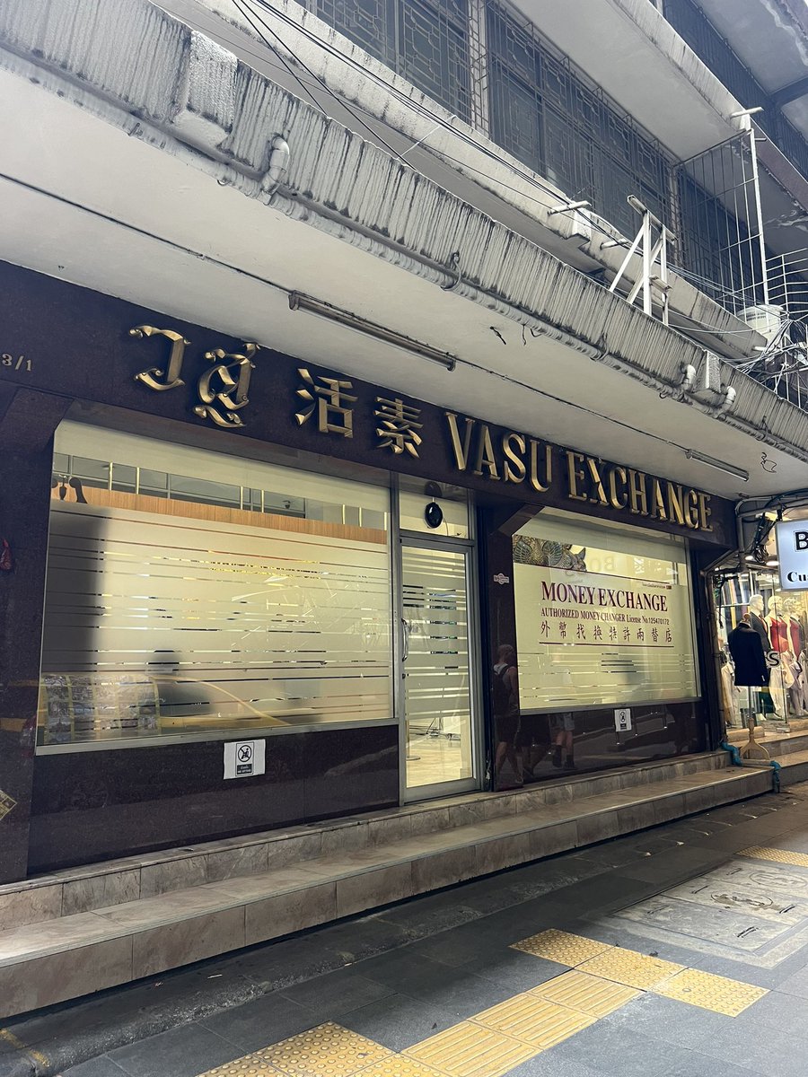 Areca2022's tweet image. 久しぶりの #VASU 。明日の空港からホテルへの移動、トゥクトゥクが18ドルらしいのでバーツから両替。698Bで20ドル。両替アプリと同額なんでレートはいいのかも。ドル紙幣も久しぶりに見た😳

maps.app.goo.gl/uZgonUuBeRNj8Y…