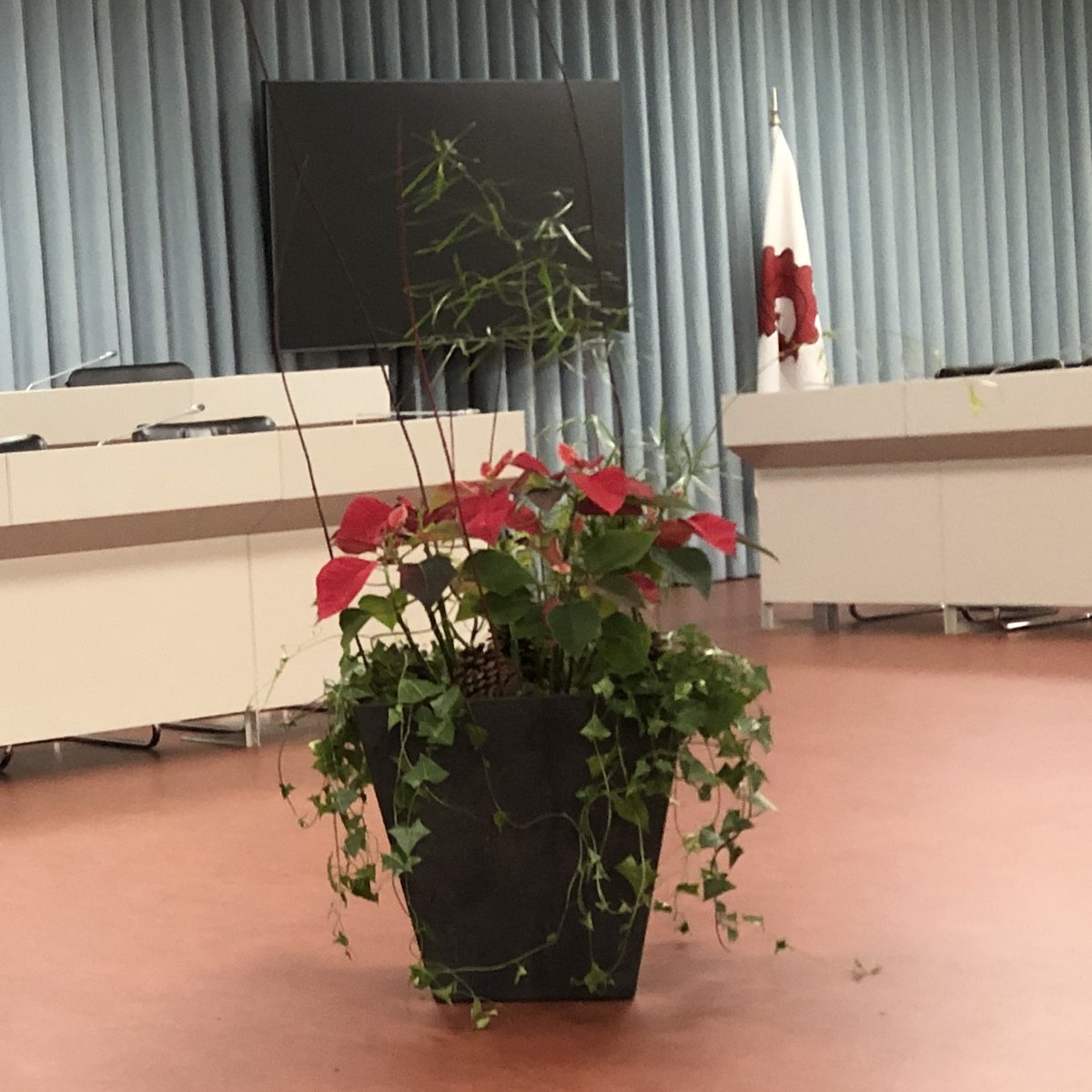 EVP_BL's tweet photo. Unsere Gäste erhalten i.R. #Neujahrsapéro #EVPBL von Parteipräsi #MartinGeiser &amp; RR @thomijourdan Rück- und Ausblicke über politische Highlights sowie Einblicke in Arbeitsweise #RegierungsratBL &amp; #LandratBL. https://t.co/yAQmwAtQCm