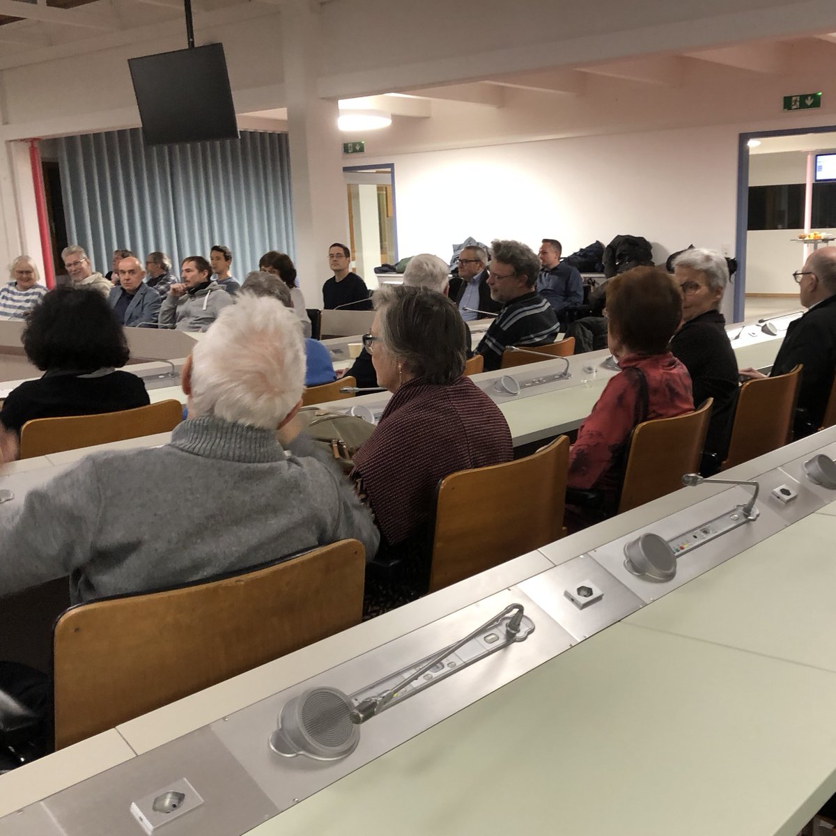 EVP_BL's tweet photo. Unsere Gäste erhalten i.R. #Neujahrsapéro #EVPBL von Parteipräsi #MartinGeiser &amp; RR @thomijourdan Rück- und Ausblicke über politische Highlights sowie Einblicke in Arbeitsweise #RegierungsratBL &amp; #LandratBL. https://t.co/yAQmwAtQCm