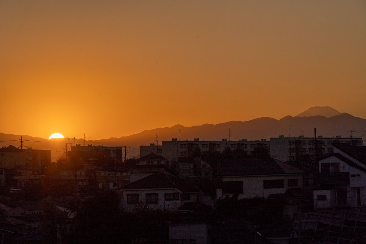 ArbrePrintemps's tweet photo. 沈む夕日2024年1月12日、川崎市宮前区から丹沢、富士を望む。

＃ダイヤモンド富士にならない夕日　#川崎市宮前区　#富士山　#夕日　#相州大山 https://t.co/fS1Be6oisJ