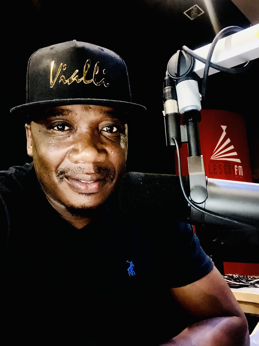 Thibos_Mokone's tweet photo. Yeeei 👌👌🔥🔥 it’s that time again we give you 30 of the biggest hits in the country #tseratwang ⁦@LesediFM⁩ with #bundleofjoy https://t.co/xXP82twv5W