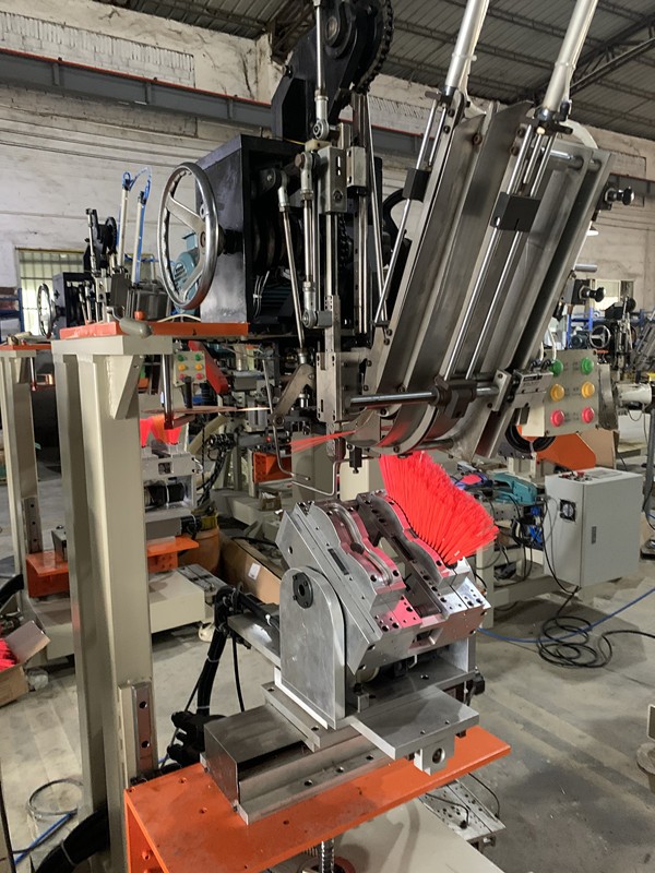 MXBrushmachiner's tweet image. Meixin's offer of high speed machines are used to produce many kinds of household brushes like toilet brushes, as well as industrial brushes like roller brush.

Get more: bit.ly/44Ne5FA
#brushmakingmachine #broommakingmachine #broomtuftingmachine