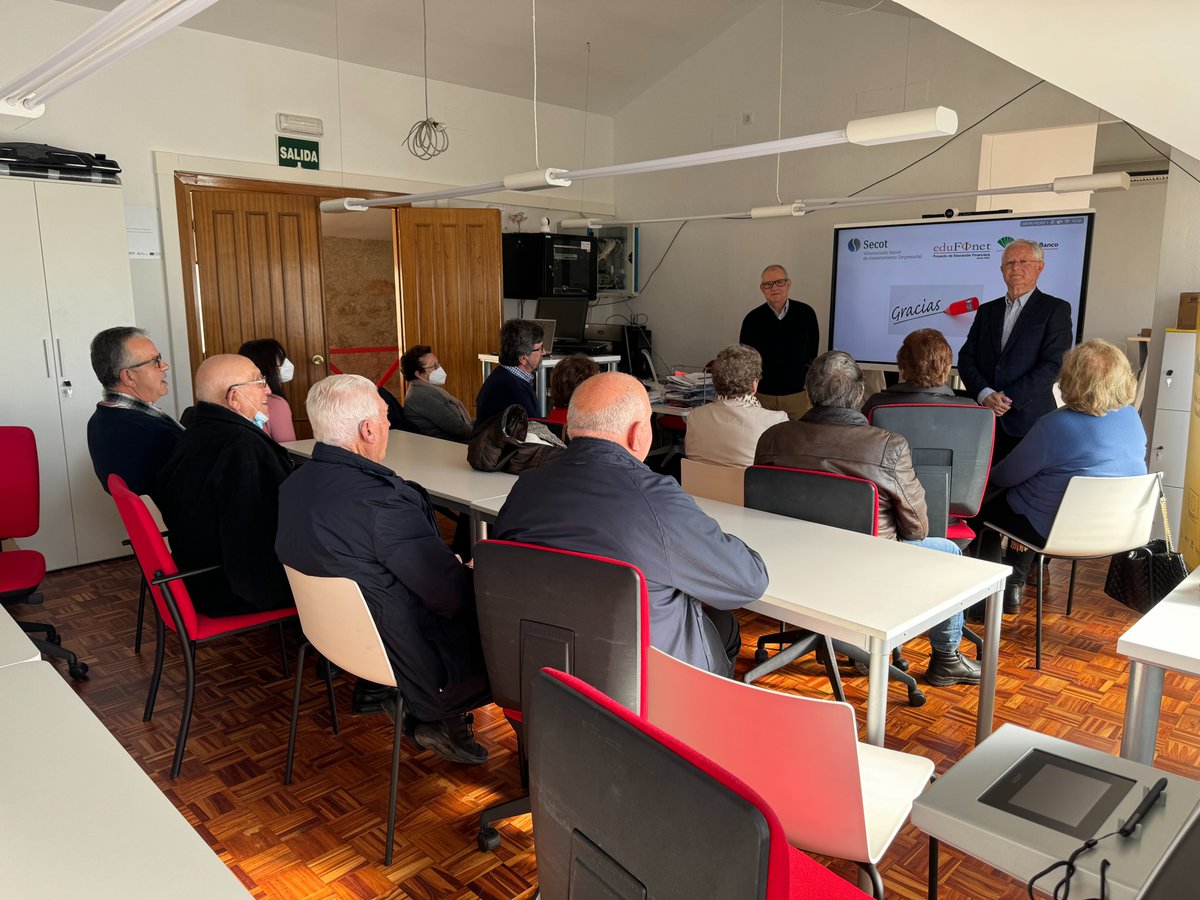 FSdeCarvajal's tweet photo. Taller de Educación Financiera y Digital para personas mayores impartido por @Secot_ #Málaga y patrocinado por @UnicajaBanco @edufinet en Archidona (Málaga), asistentes muy participativos e interesados por los temas tratados.
#educaciófinanciera #personasmayores #bienestarsocial https://t.co/2qZAaTUasc