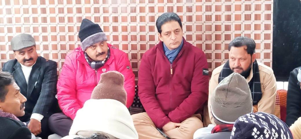 BJP4JnK's tweet photo. J&K BJP Senior Leaders participated in #BoothJanSamvad Abhiyan at Hiranagar. https://t.co/9fDwUzoj0f