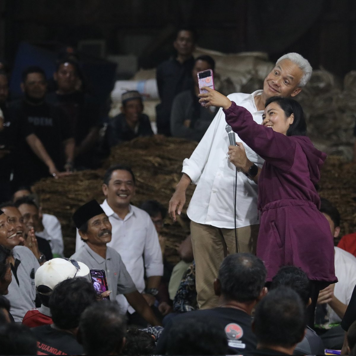 Kalau sudah rembuGan dengan dulur-dulur petani tembakau itu bikin lupa waktu. Adaa aja yang diobrolkan. Ya cukai, ya naik turunnya harga, ya hasil panen, pupuk, impor sampai cocok tidaknya cuaca. Persoalan-persoalan itulah yang memang jadi konsen #GanjarMahfud2024. Apalagi selama