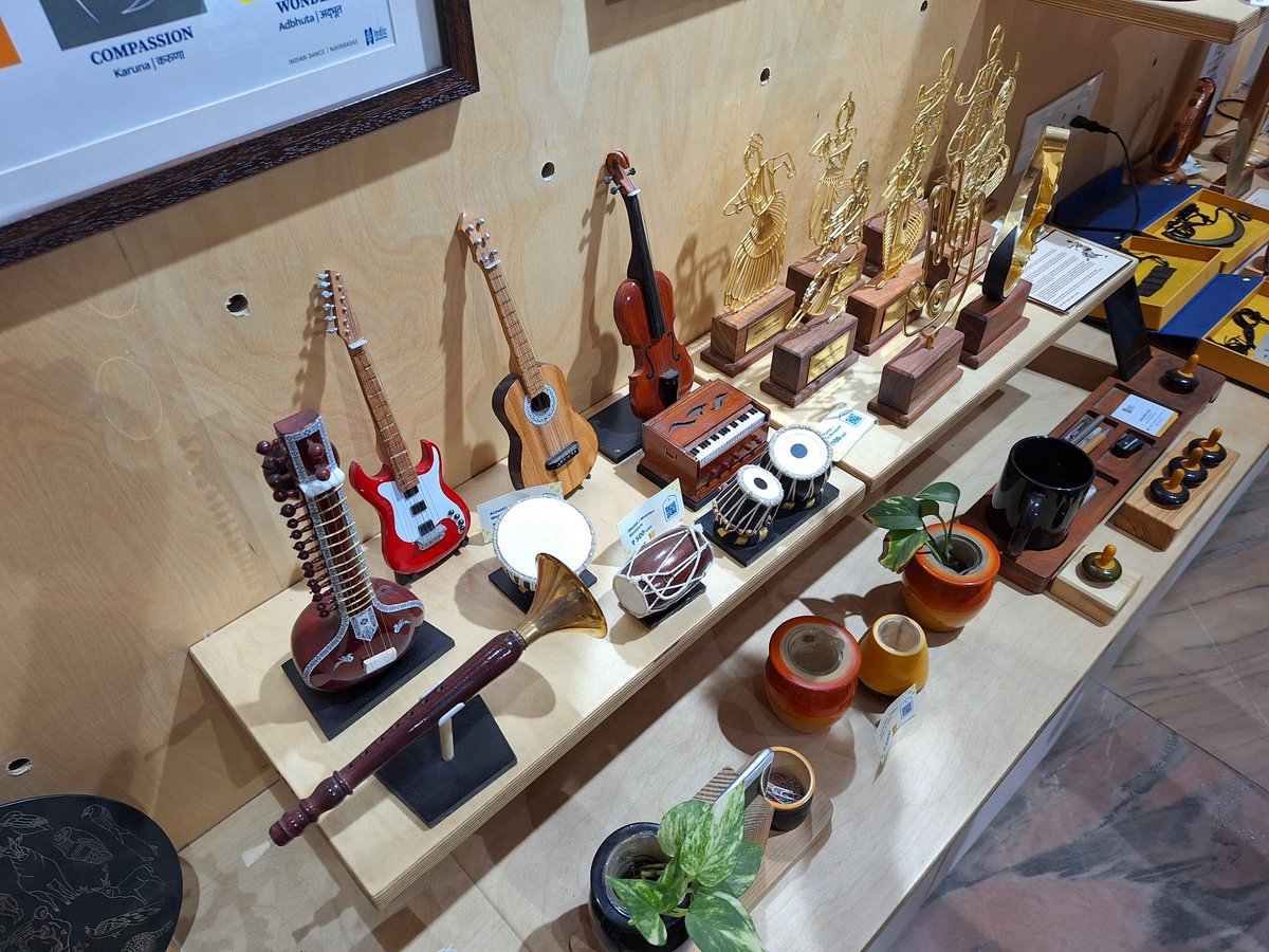 aparanjape's tweet photo. #Pune folks and visitors - do visit this amazing store in Koregaon Park!
A great collection of art, souvenirs, models - focused on many interesting themes:
ISRO, Railways, City of Pune, Music, Defense... and more.
A venture by my friend @sjalihal
https://t.co/gCqqWmyoh0 https://t.co/8nPl7bunHX