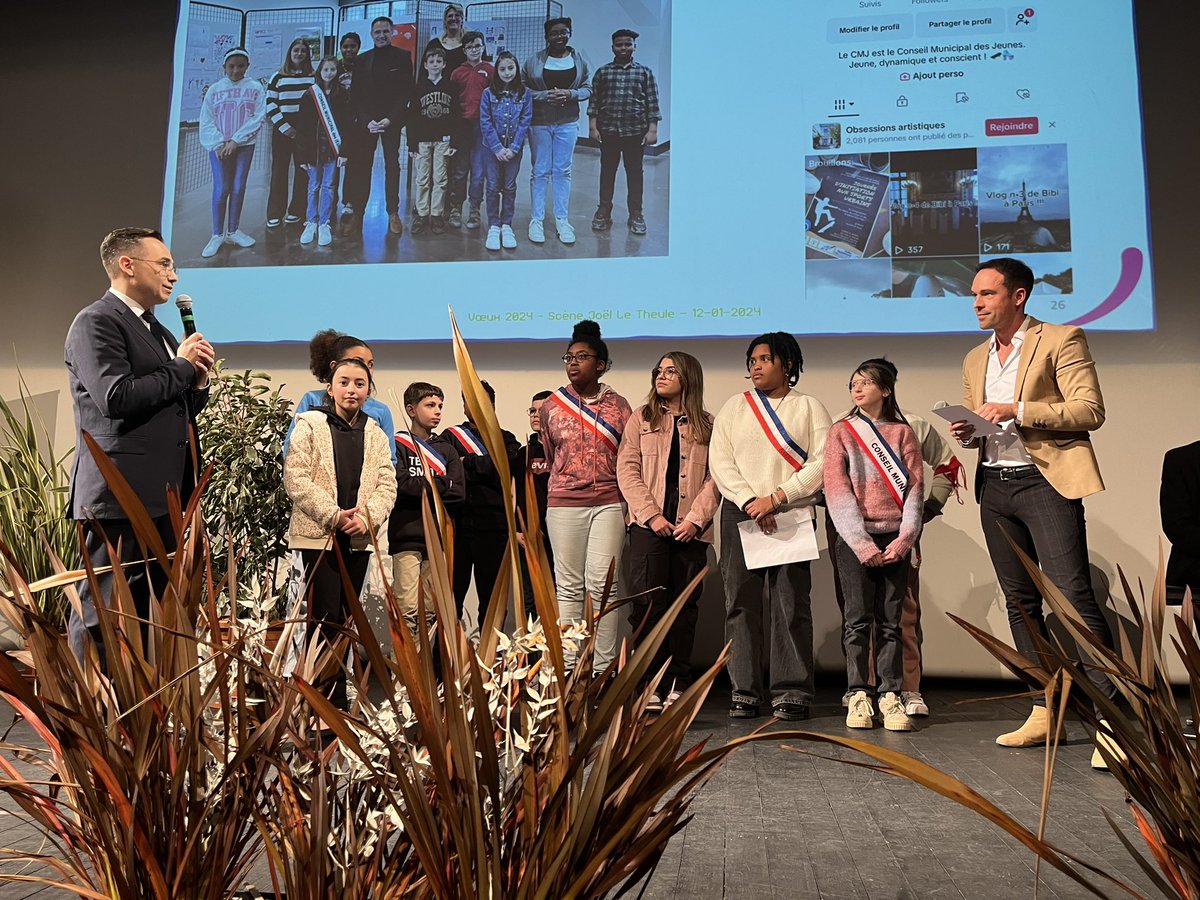 LeudiereNicolas's tweet photo. Plus de 500 Saboliennes et Saboliens se sont retrouvés à la soirée des vœux. 
Un grand merci à @aurelien_lg pour l’animation de cette soirée, sa gentillesse et son professionnalisme. 
Merci à nos jeunes du conseil Junior, et aux musiciens pour leur présence. https://t.co/WbAtUutAUP