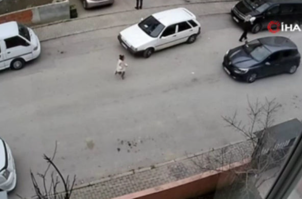 <a href="/PicturesFoIder/">non aesthetic things</a> 🦴 Context/details 

In the Turkish city of Bursa, a girl who suddenly jumped onto the roadway at the last seconds escaped the fate of being run over by a car.
The incident was captured on CCTV cameras located in the area.
The driver of the car was forced to make a sharp maneuver