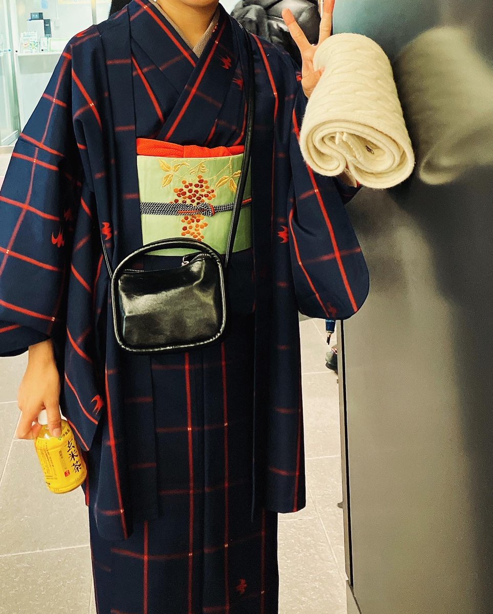 6moon5sun's tweet photo. あけましておめでとうございます！
今日は初めて自分で着付けして出かけました。去年頑張って習って良かったです。
2024年はたまに着物を着るのが目標です。 https://t.co/eXpiNdDKR5