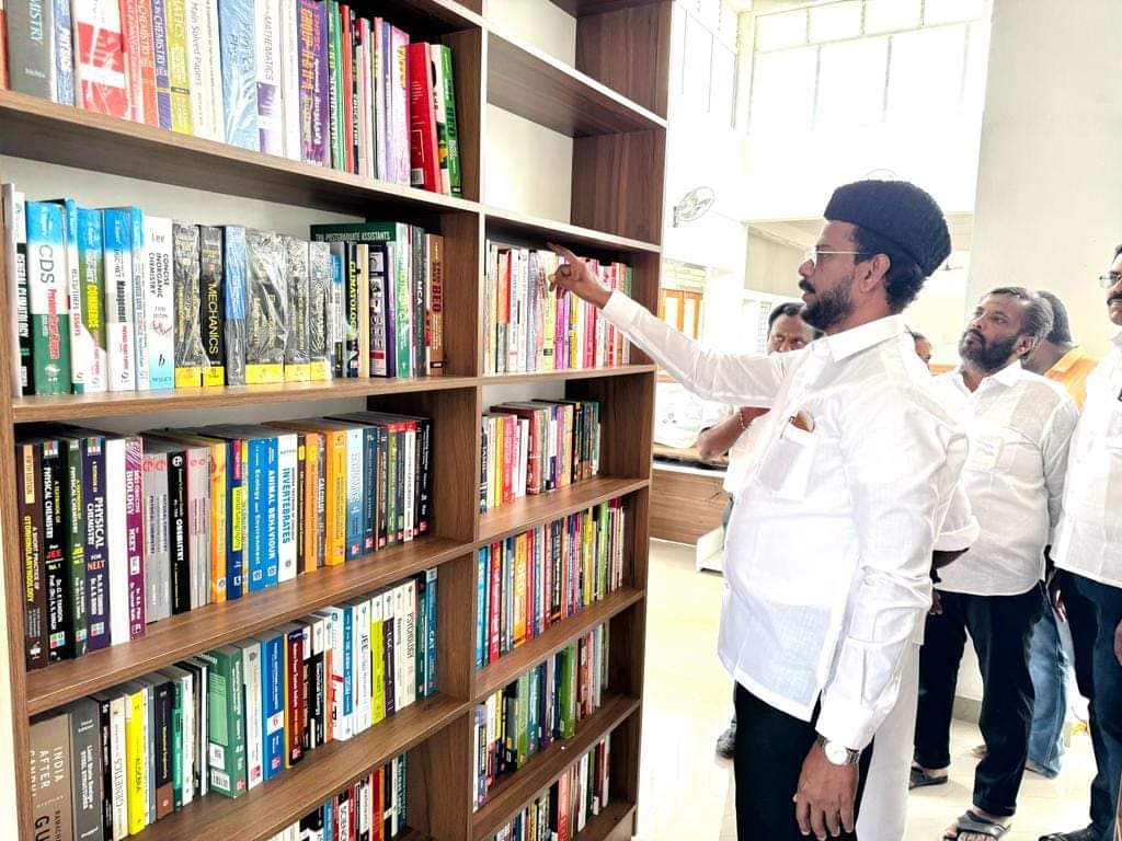 tmmkhqofficial's tweet image. மணப்பாறை நகராட்சியில் மாண்புமிகு தமிழ்நாடு முதலமைச்சர் அவர்கள் சமூகத்தில் தொடங்கி வைக்கப்பட்ட நூலகம் மற்றும் அறிவுசார் மையத்தை மனிதநேய மக்கள் கட்சி பொதுச்செயலாளர் ப.அப்துல் சமது MLA பார்வையிட்ட ஆய்வு செய்தார்கள் .
@abdulsamadmmk

#mmkitwing #mmkmla #abdulsamadmla