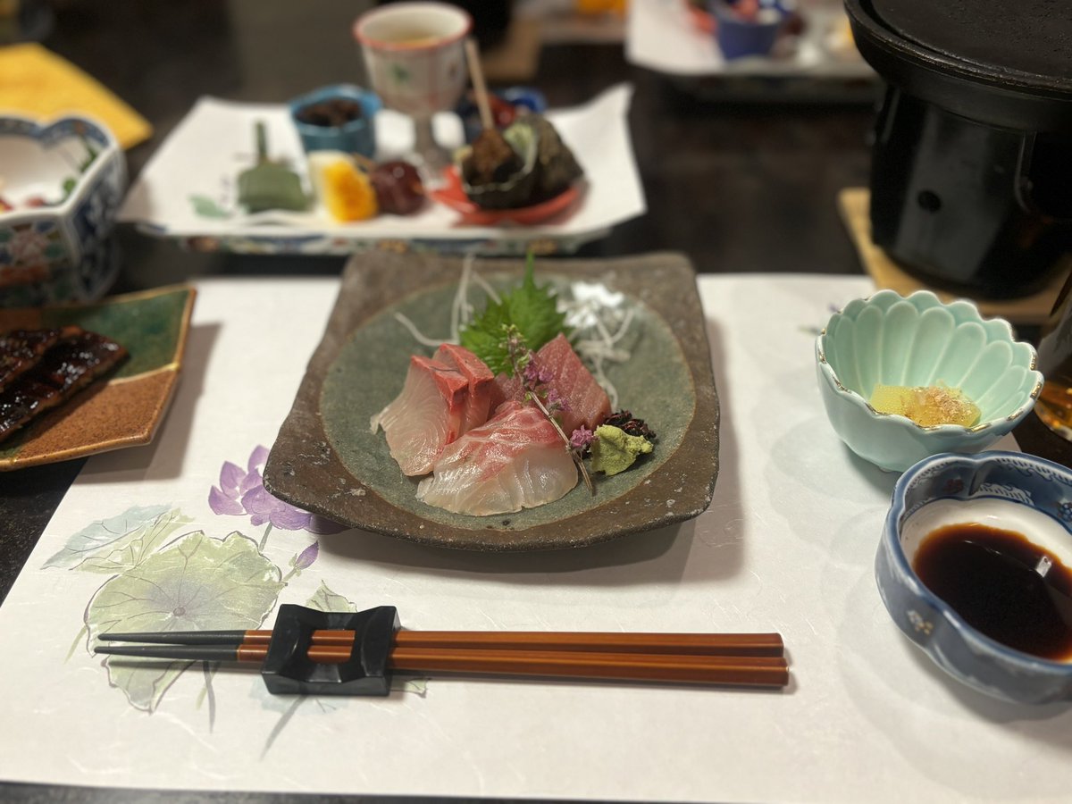 minonetJP's tweet photo. 四十九日の法要が終わった。
忌明けである。そして、喪中期間。

法事のお食事。
#四十九日 #法要 #忌明け #喪中
#法事 #お食事 https://t.co/MIeXICMlsC