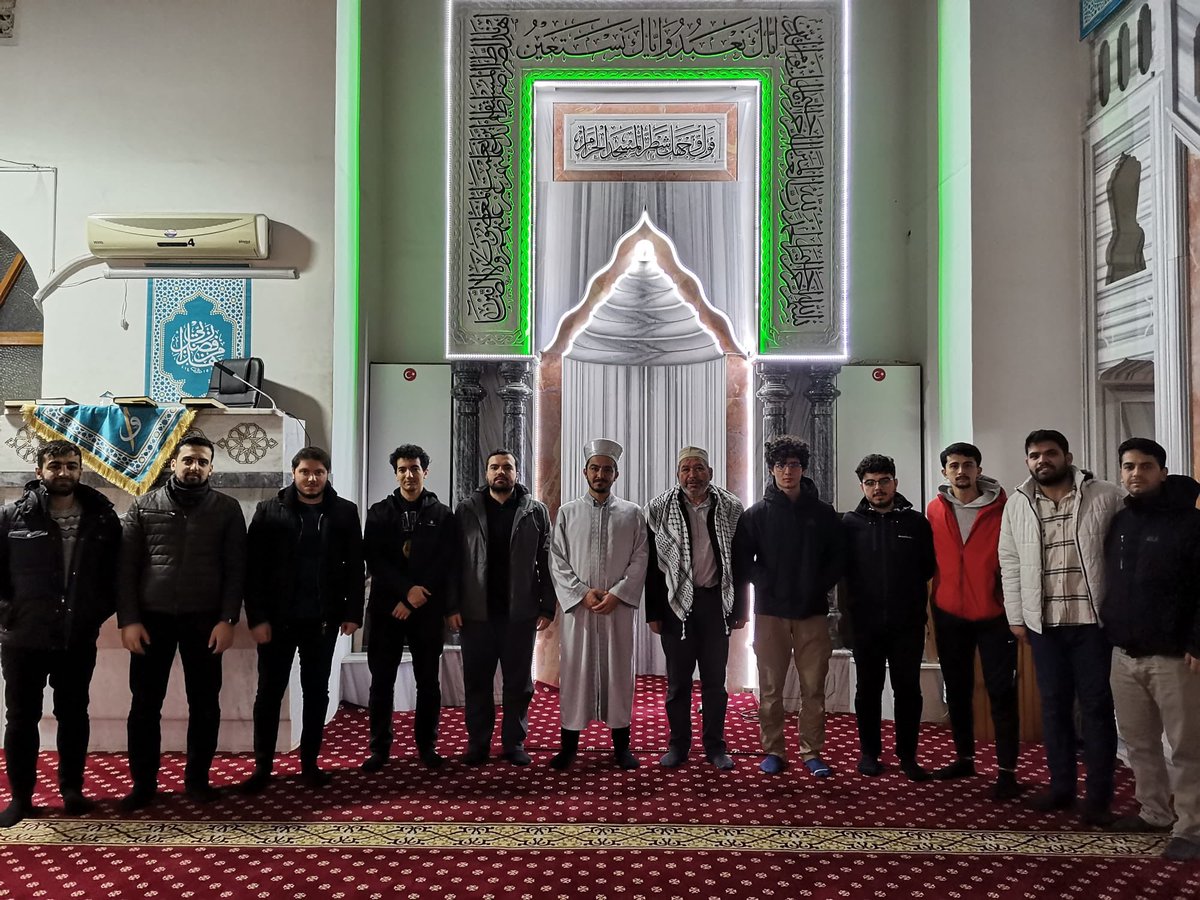 GSB_KonyaGM's tweet photo. “Gençleri sabah namazında buluşan bir milleti kimse yenemez”
Gönüllü gençlerimiz ile sabah namazında buluştuk. Mazlum coğrafyalar ve şehitlerimiz için dua ettik. Sonrasında merkezimizde kahvaltı yaptık. Has odada gençlerimiz ile hasbihal ettik. #gençlersabahnamazındabuluşuyor https://t.co/yL3QRQ1GUX