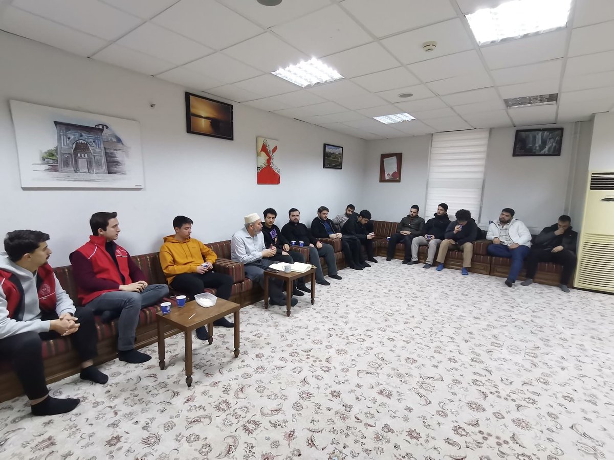 GSB_KonyaGM's tweet photo. “Gençleri sabah namazında buluşan bir milleti kimse yenemez”
Gönüllü gençlerimiz ile sabah namazında buluştuk. Mazlum coğrafyalar ve şehitlerimiz için dua ettik. Sonrasında merkezimizde kahvaltı yaptık. Has odada gençlerimiz ile hasbihal ettik. #gençlersabahnamazındabuluşuyor https://t.co/yL3QRQ1GUX