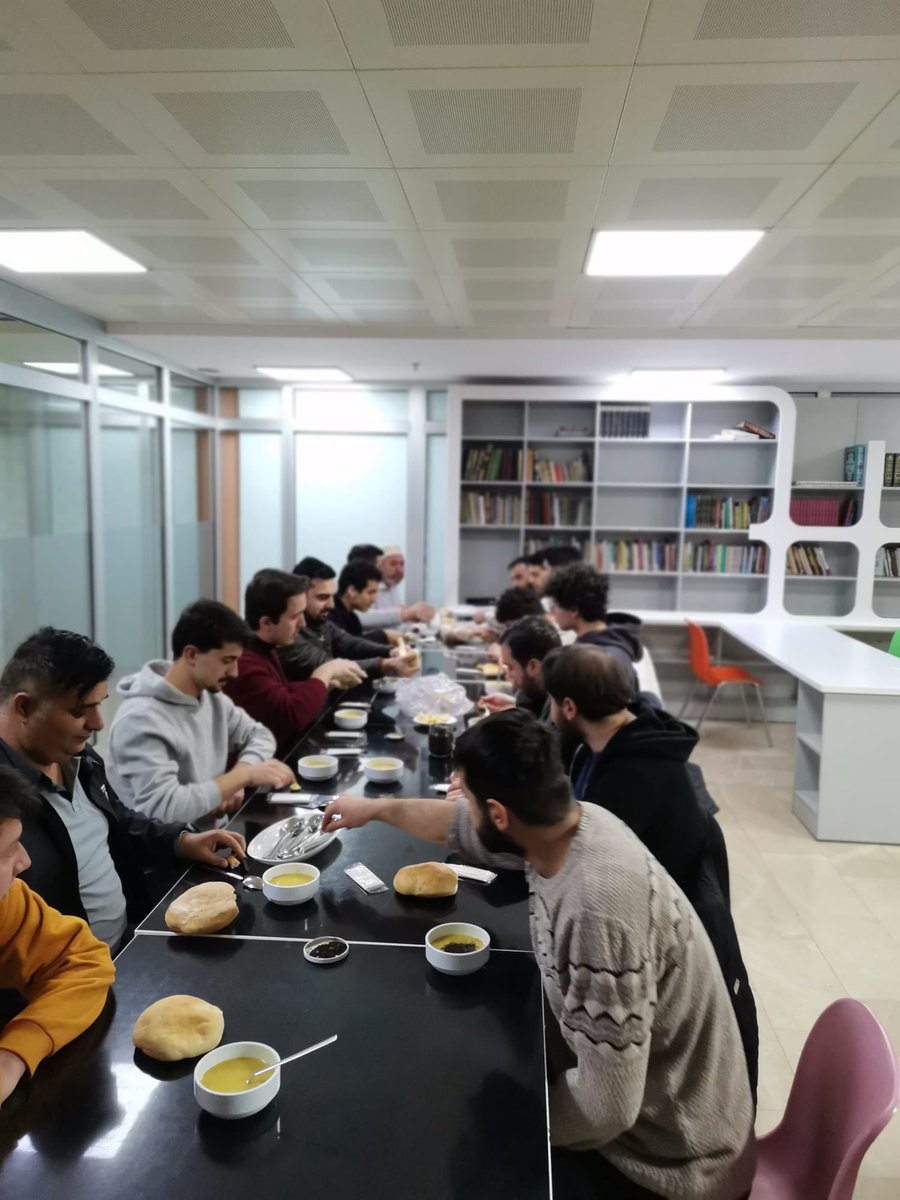 GSB_KonyaGM's tweet photo. “Gençleri sabah namazında buluşan bir milleti kimse yenemez”
Gönüllü gençlerimiz ile sabah namazında buluştuk. Mazlum coğrafyalar ve şehitlerimiz için dua ettik. Sonrasında merkezimizde kahvaltı yaptık. Has odada gençlerimiz ile hasbihal ettik. #gençlersabahnamazındabuluşuyor https://t.co/yL3QRQ1GUX