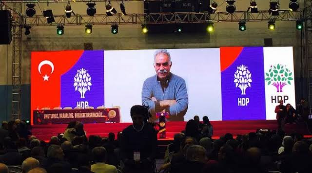 Son bir haftada, Avustralya ve ardından Almanya terör elebaşı Öcalan'ın fotoğraflarının ve örgüt simgelerinin gösterilerde kullanılmasının yasak olduğuna hükmetti.

Kullananlara ceza verileceğini duyurdu.

O sırada Türkiye.👇