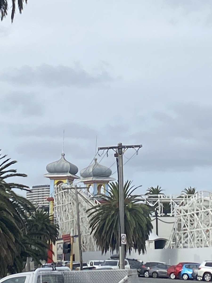No better way to spend our last night in Melbourne than at St Kilda 💚😎