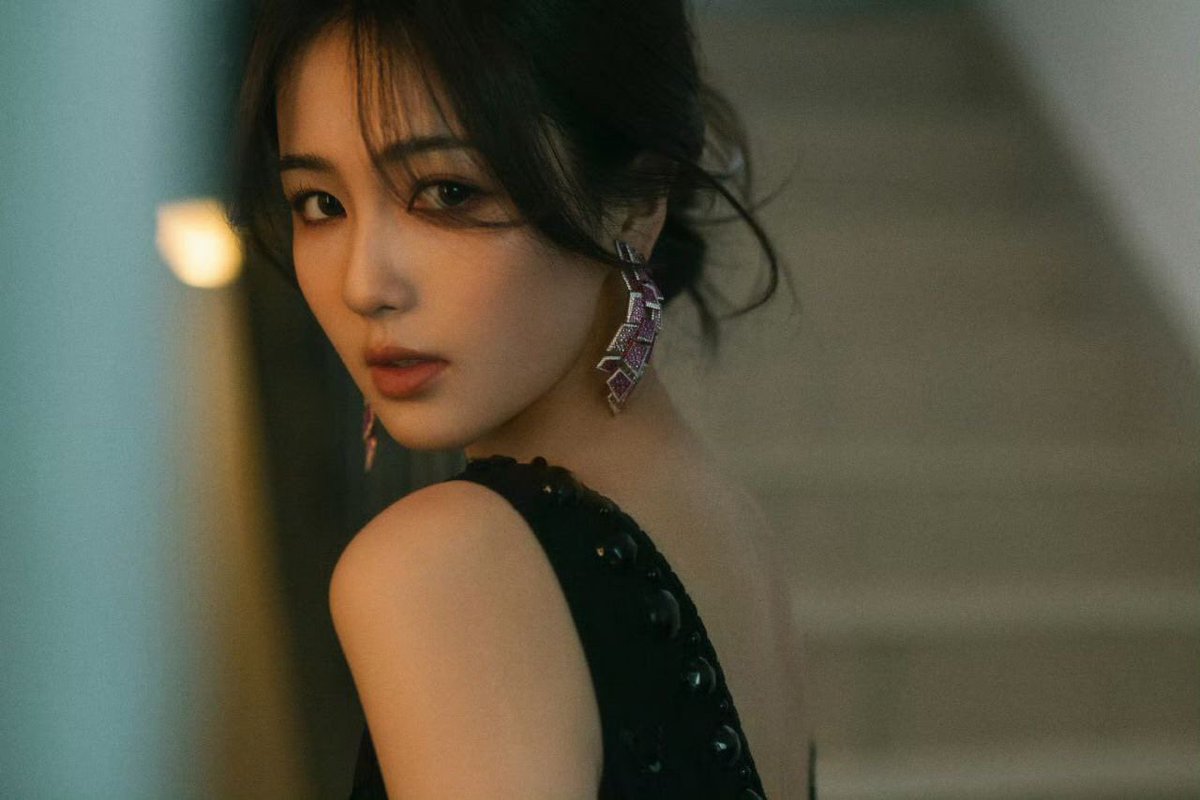 BailuCambodia's tweet photo. Bailu look so beautiful with black dress for Weibo night today 🖤🔥 #Bailu #白鹿 #BaiLuXWeiboNight2023 https://t.co/iH3yM8TC9D