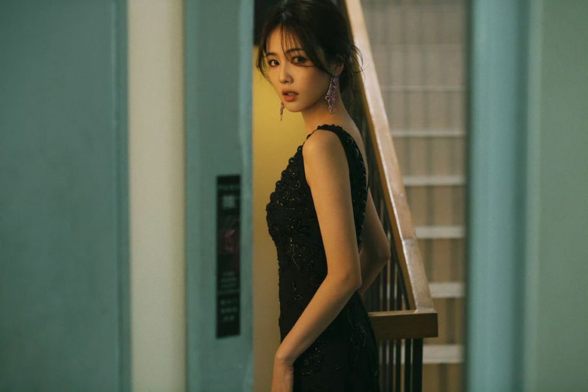 BailuCambodia's tweet photo. Bailu look so beautiful with black dress for Weibo night today 🖤🔥 #Bailu #白鹿 #BaiLuXWeiboNight2023 https://t.co/iH3yM8TC9D