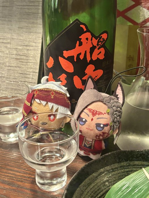 小さいグラスを自分のものだと思っているネコチャン 