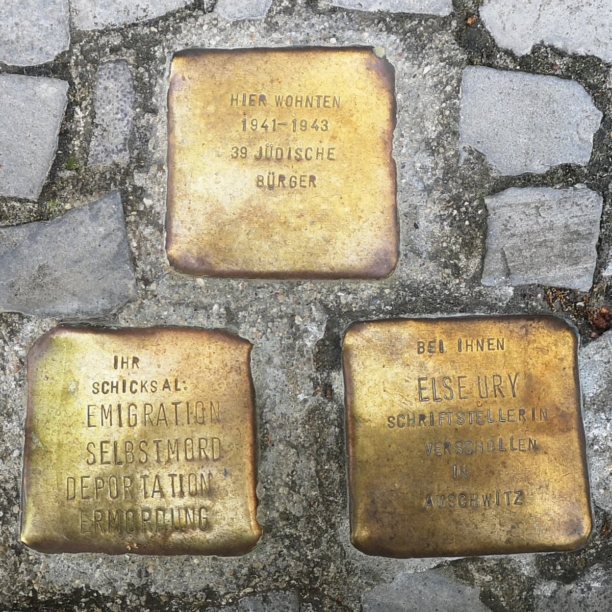 Stift_und_Bogen's tweet photo. "Das Menschenherz ist wie das Erdreich, oft hart und spröde. Man muß darin den Samen der Liebe säen, sie mit Geduld hegen und pflegen wie jede andere Pflanze, daß sie dort Wurzeln schlägt und gedeiht."
Else #Ury (geb. 1877), am 13. Januar 1943 im KZ Auschwitz ermordet. #otd https://t.co/57SQE9O9xA