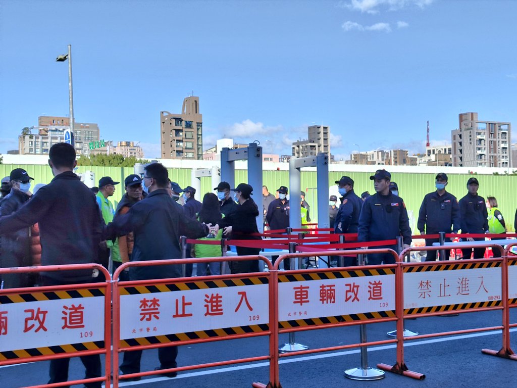 JY1220's tweet photo. 某政党の本部前。
手荷物検査あり。 https://t.co/xz9T9RMCvI