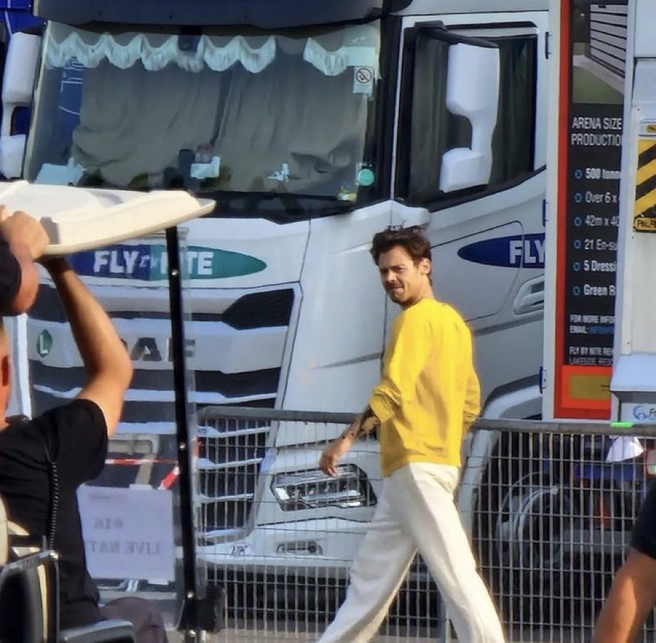 sun_low3r's tweet image. noi venivamo annaffiati con gli idranti per non morire di caldo e lui girava così a campovolo ancora non me ne capacito