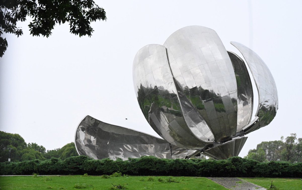 carlosnasep's tweet photo. Floralis Genérica INTERVENIDA x la Naturaleza !!! 👏👏👏 https://t.co/3fRXiJiS0m