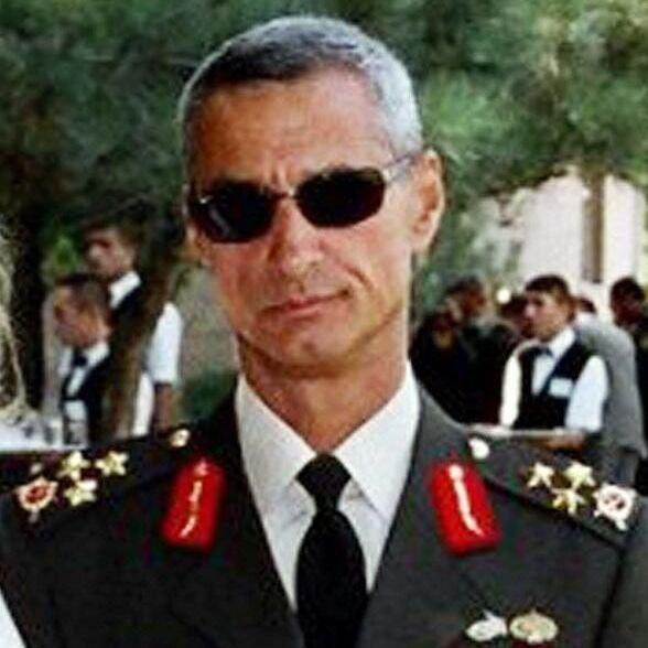 bpthaber's tweet photo. Emekli General Engin Alan:

Ne bölgeyi, ne araziyi bilmeden, eline değnek alıp ekran ekran gezen ‘herbokolog’lardan olmam. Falan gazete, filan TV’de program yapmam.

Olayın olduğu bölge, ÖKK olarak 4 yıl ana karagahımın bulunduğu Irak kuzeyinde Amediya bölgesi.

Bölgeyi karış karış biliyorum.

Sadece devlet bilgi, görüş ve düşüncelerimize ihtiyaç duyarsa söyleriz.

Aksi takdirde, hiç bir yerde ukalalık etmez, TV ekranlarında ahkam kesmeyiz.
