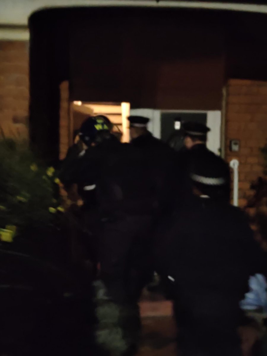 North Acton SNT alongside <a href="/MPSEastActon/">East Acton Police</a> <a href="/MPSHangerHill/">Hanger Hill Police</a> <a href="/MPSChiswick/">Chiswick Police</a> <a href="/MPSSouthActon/">South Acton Police</a> <a href="/MPSSouthfieldW4/">Southfield Safer Neighbourhoods Team</a> breached and conducted a S23 warrant today alongside Ealing council safer communities team.  #Acton #ealing #snt #workingtogether #teamwork #communtiypolicing #saferlondon