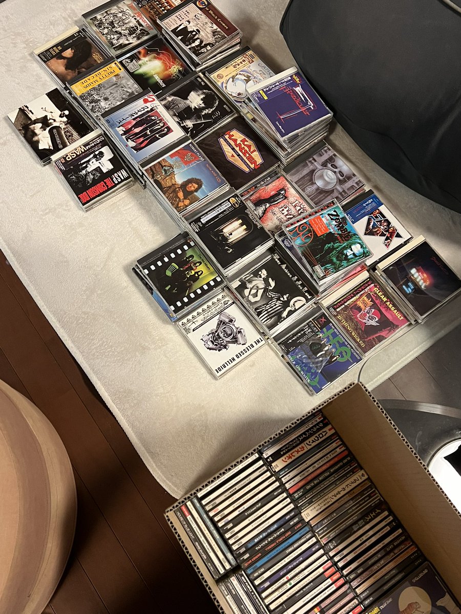 自宅付近は雷が鳴ってます⚡️

若かりし頃買ったCDをアルファベット順に整理中。もうCDを聴ける環境もないし、売ってしまおう。
どこに引き取ってもらうのがよいかな？
オススメあったら教えてください。