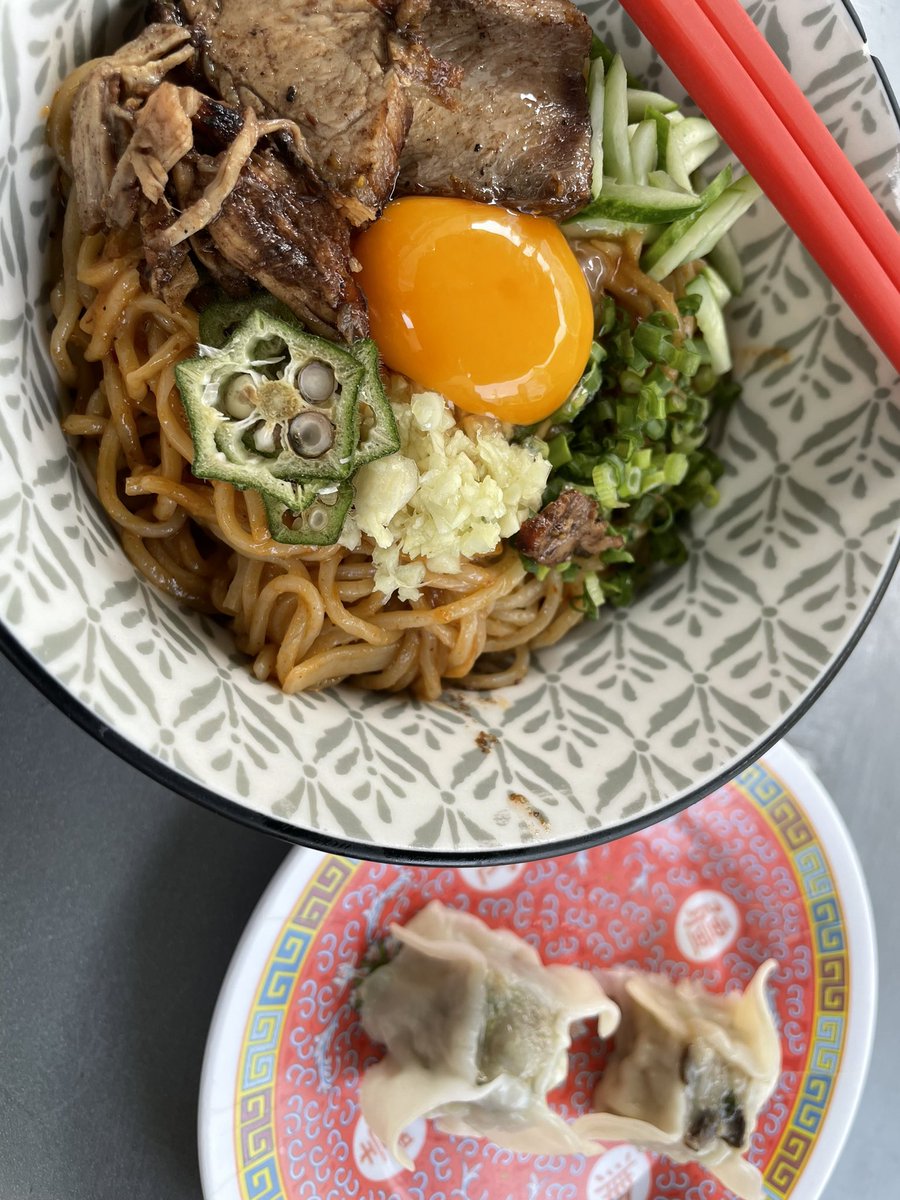 JustEatTogether's tweet photo. รีวิว #FengZhu

ราคา : 88+

บะหมี่จีนและ #เกี๊ยวซ่า ตัวบะหมี่มีให้เลือกสองแบบและแอดทอปปิ้งเพิ่มได้ เครื่องปรุงรสเคลือบเส้นทุกเส้นจนทำให้นัวในทุกๆคำ เพิ่งเคยกินบะหมี่กับกระเจี๊ยบไม่คิดว่าจะเข้ากันขนาดนี้ เกี๊ยวก็เต็มคำ เริส!

#อร่อยบอกต่อ #อาหารไม่เคยทรยศ #สี่พระยา https://t.co/nTD0bjNDZ6