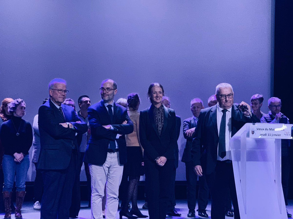 GaginPaoli's tweet photo. 🙏 à M. le Maire @DomBaroni10 pour son invitation lors de la cérémonie des vœux à Bar-sur-Seine et pour le chaleureux accueil.  

👏 à toute l’équipe municipale pour les projets au service de la population et bravo aux médaillés 🥇🥈🥉 https://t.co/L6Z5rw9WYa