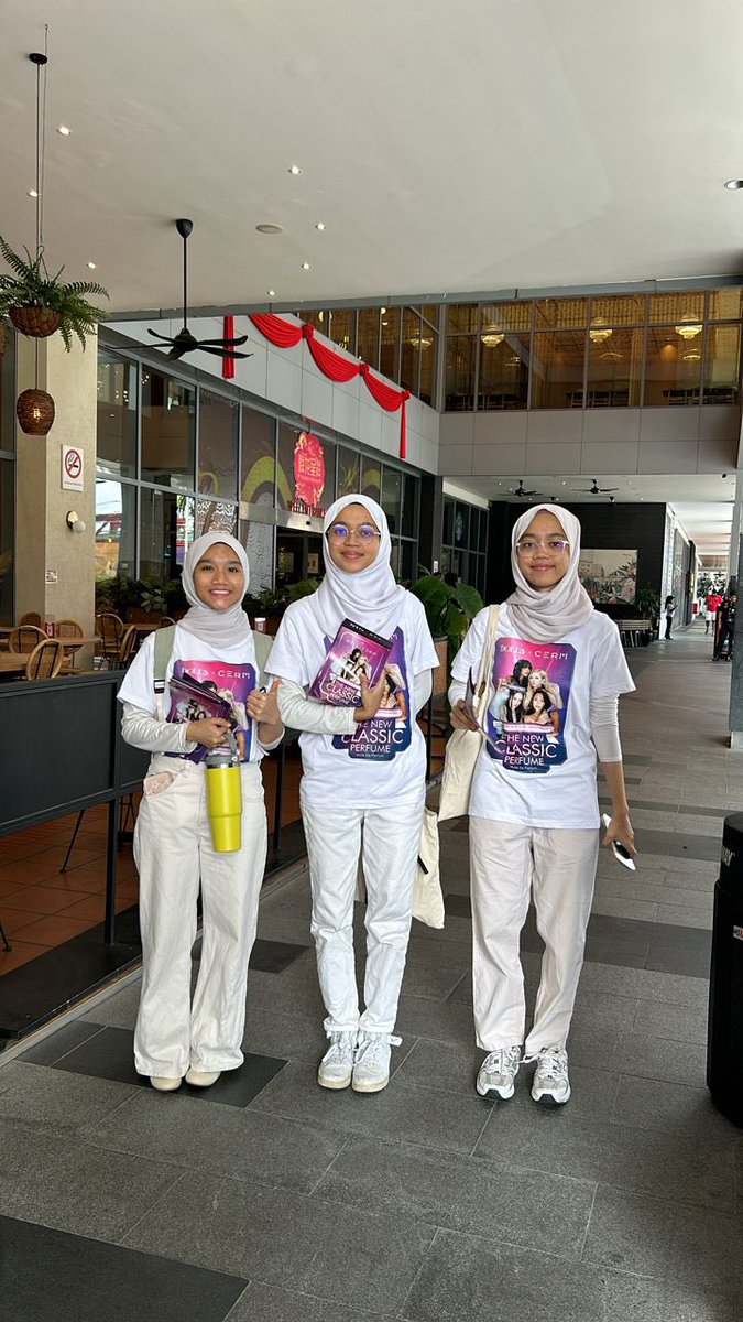 RegredditMP3's tweet photo. Hello iDollas💓💓
This is our last week promoting DollaXCerm Perfume.
come and get yours now at this special price RM39.90 🔥🔥
Buy 1 and Get 1 dolla signed photocard from us
locations under this thread 👇🏻👇🏻
#angel #tabby #syasya #sabronzo #dolla #pasardolla https://t.co/Kj8c49W6Yh