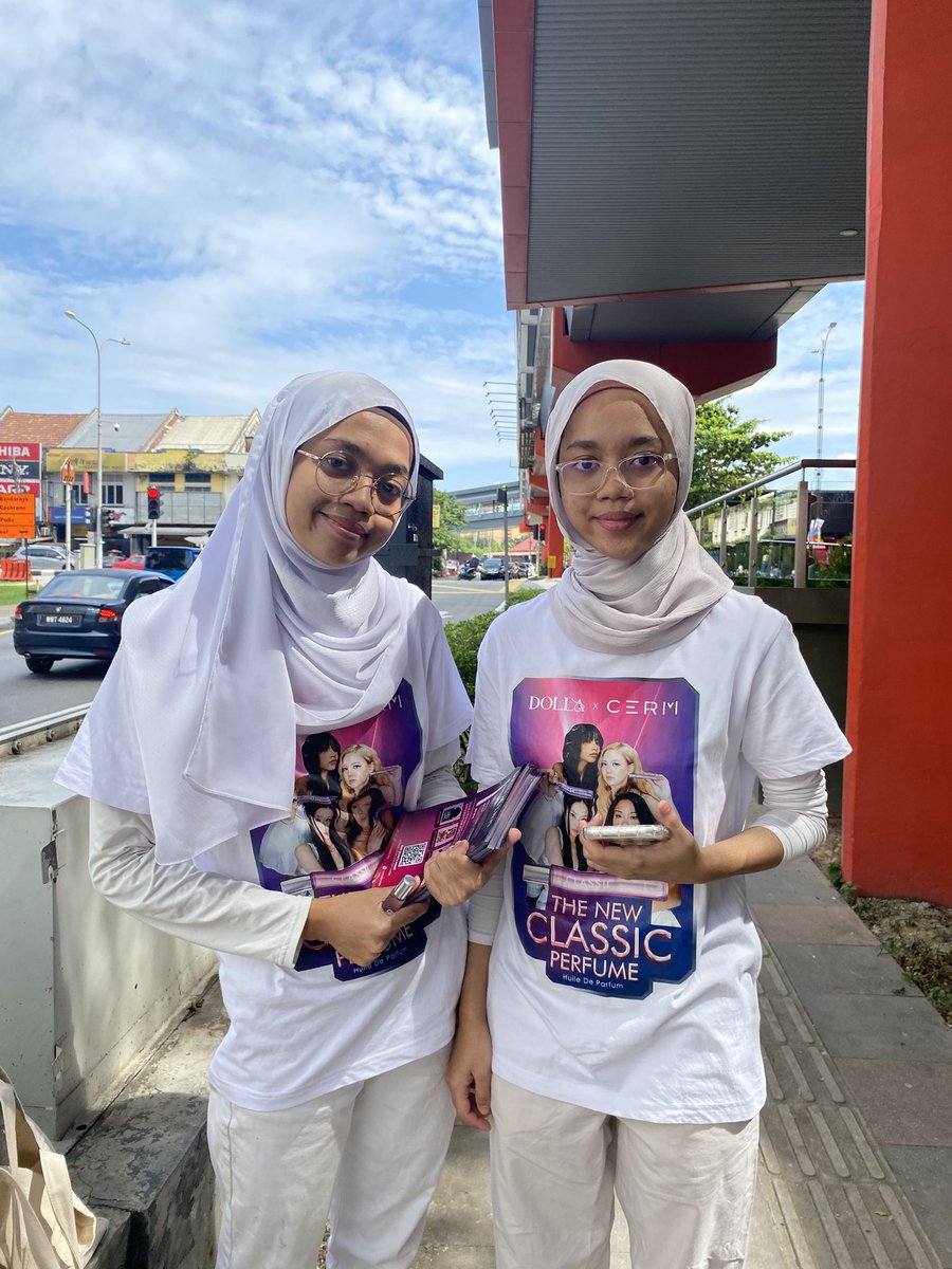 RegredditMP3's tweet photo. Hello iDollas💓💓
This is our last week promoting DollaXCerm Perfume.
come and get yours now at this special price RM39.90 🔥🔥
Buy 1 and Get 1 dolla signed photocard from us
locations under this thread 👇🏻👇🏻
#angel #tabby #syasya #sabronzo #dolla #pasardolla https://t.co/Kj8c49W6Yh