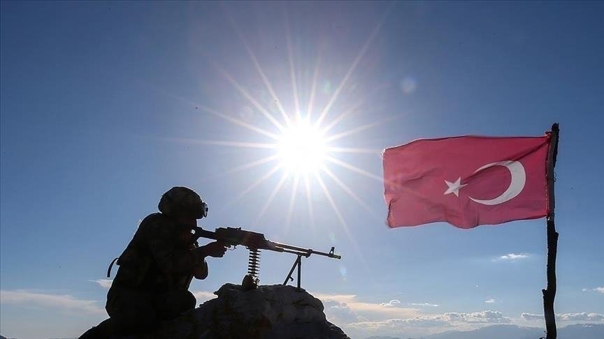 KenanZDEMR19's tweet photo. Irak'ın kuzeyindeki Pençe-Kilit Harekatı bölgesinde bir üs bölgesine sızmaya çalışan teröristlerle çıkan çatışmada şehit olan askerlerimize Allah'tan rahmet, ailelerine, yakınlarına ve milletimize başsağlığı diliyorum. https://t.co/CUuEEnS4kj